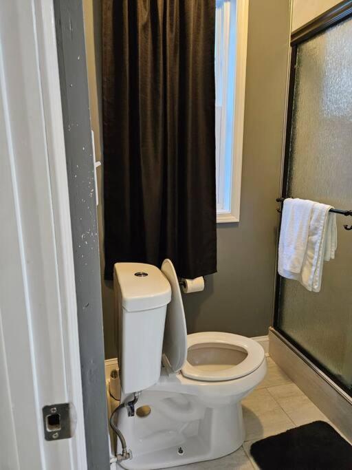 Large, Fenced, Near Beale Street Downtown, Hot Tub Holiday home Memphis