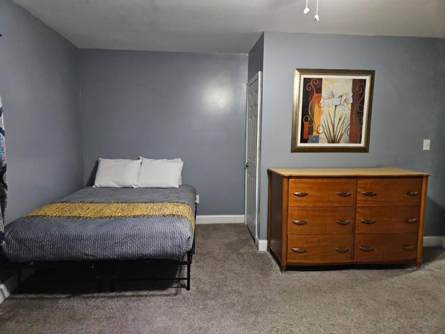 Large, Fenced, Near Beale Street Downtown, Hot Tub Holiday home *