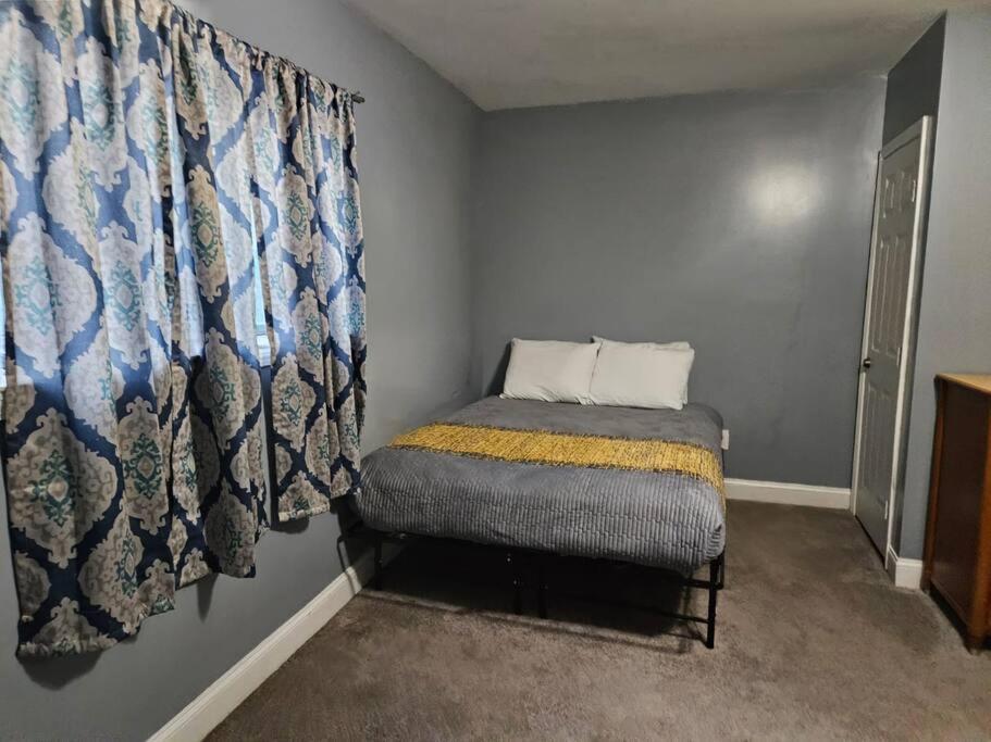 Large, Fenced, Near Beale Street Downtown, Hot Tub Holiday home
