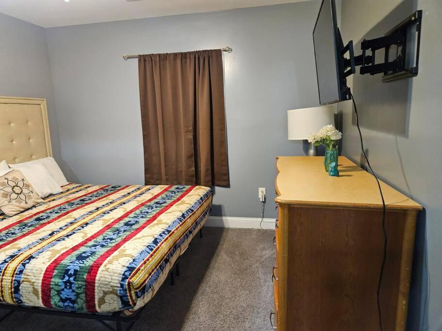 Large, Fenced, Near Beale Street Downtown, Hot Tub Holiday home *